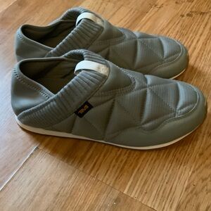 Teva Quilted Slip-On Sneakers in Gray with White Trim, size 9